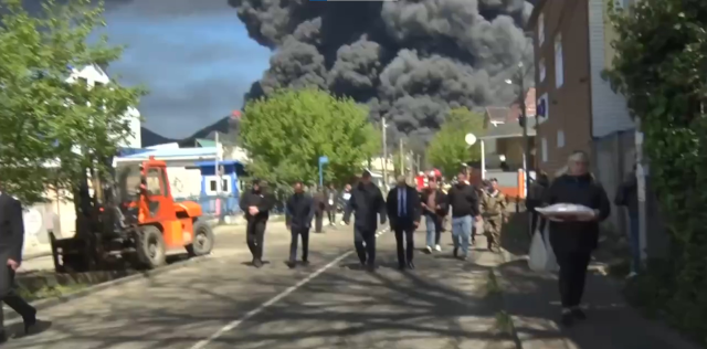 Rusya'da Ukrayna'nın vurduğu petrol rafinerisindeki yangın devam ediyor