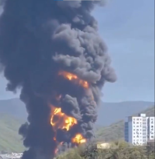 Rusya'da Ukrayna'nın vurduğu petrol rafinerisindeki yangın devam ediyor