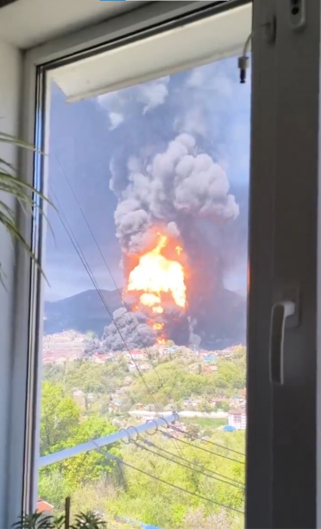 Ukrayna'nın vurduğu petrol rafinerisindeki yangın devam ediyor