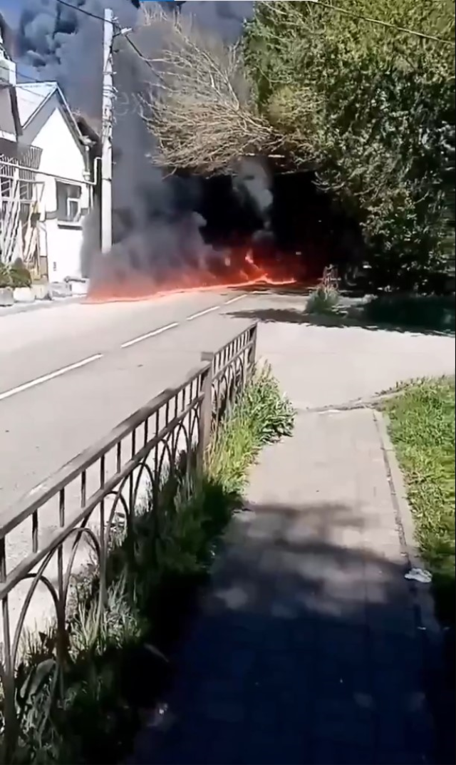 Rusya'da Ukrayna'nın vurduğu petrol rafinerisindeki yangın devam ediyor