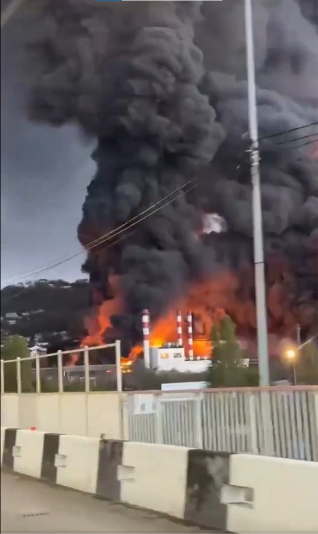 Ukrayna'nın vurduğu petrol rafinerisindeki yangın devam ediyor