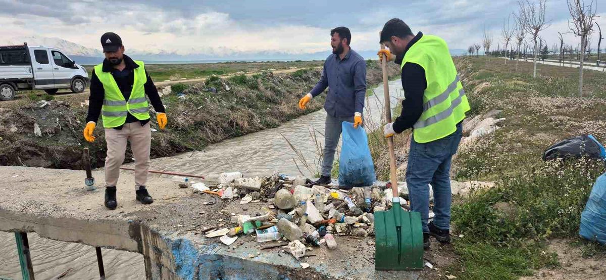 Van Gölü\'nün sessiz kahramanları için yol temizliği