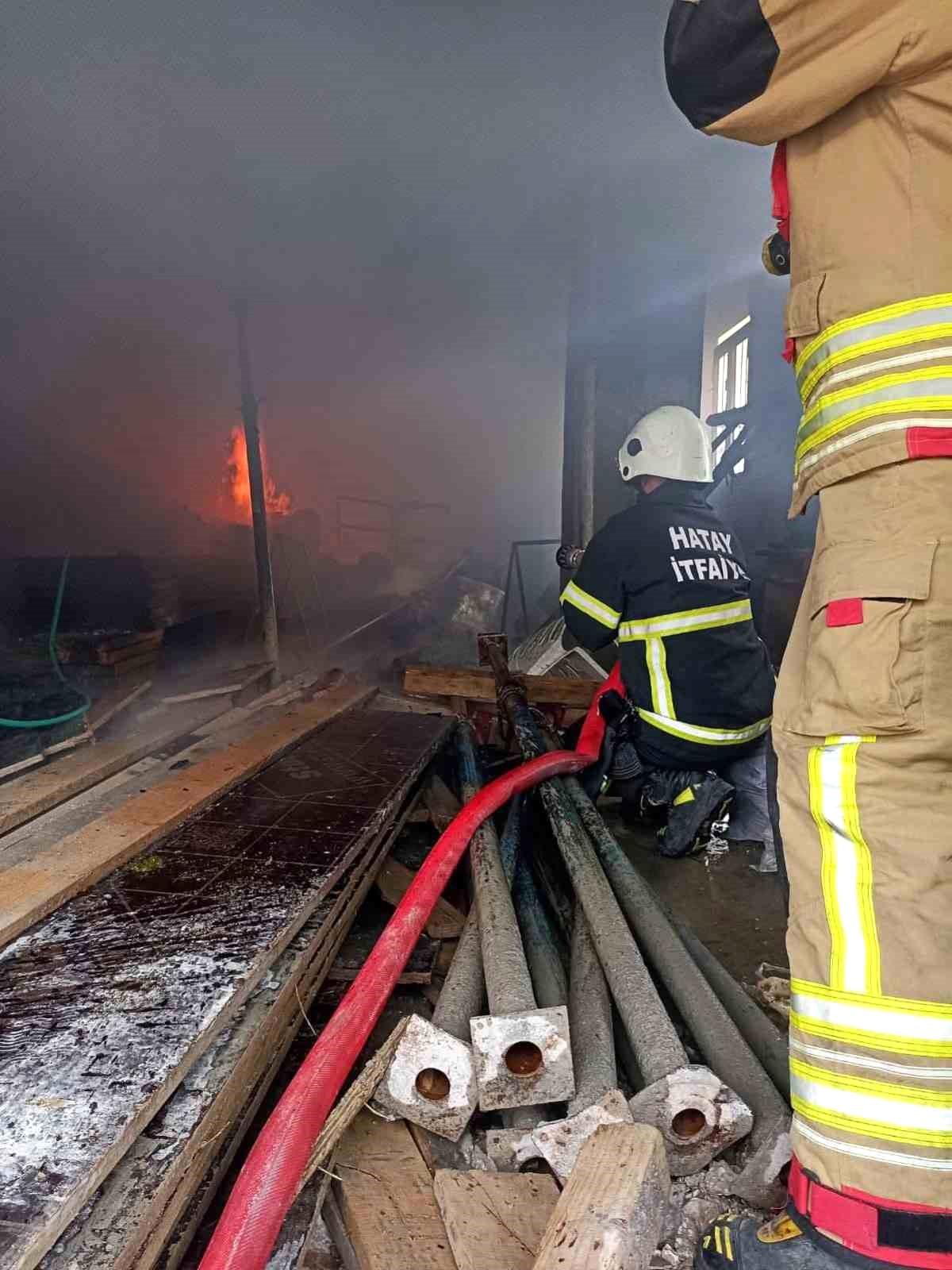 Yayladağı\'nda müstakile evden alevler yükseldi