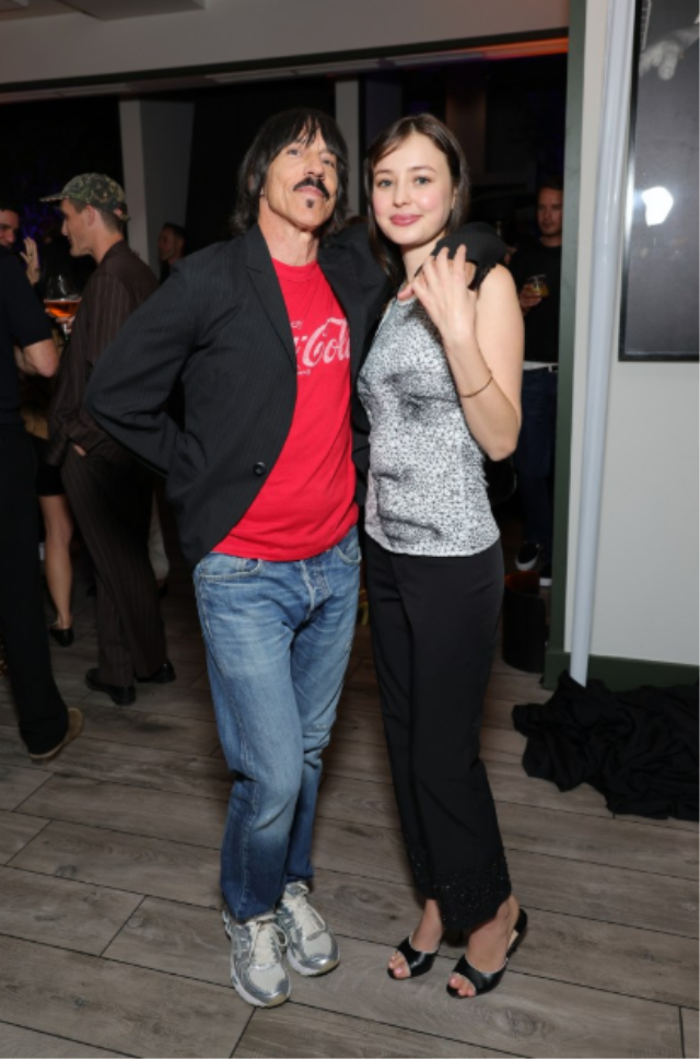 33 yaş büyük şarkıcı ile aşk Yaşıyor: Genç sevgiliden şok eden savunma!