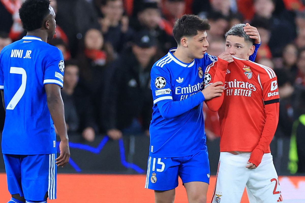 Ağzını kapatarak ayrımcılık yapan futbolcular kırmızı kart görecek