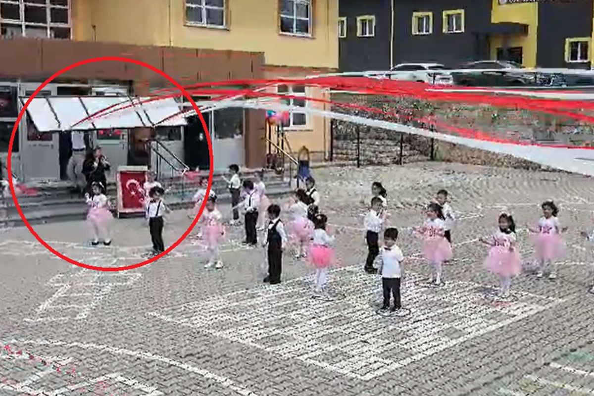Anaokulu bahçesinde gösteri yapan öğretmen ve öğrencilerin üzerine tabela düştü