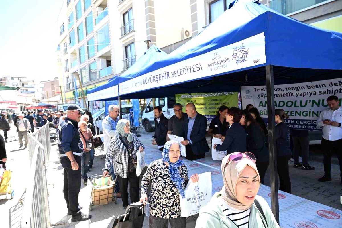 Aydın Büyükşehir Belediyesi Söke\'de binlerce fideyi vatandaşlarla buluşturdu