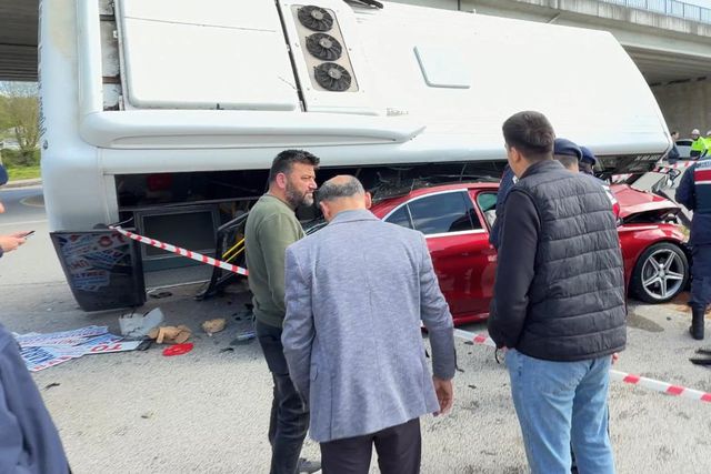 Halk otobüsü otomobilin üzerine devrildi: 44 yaralı