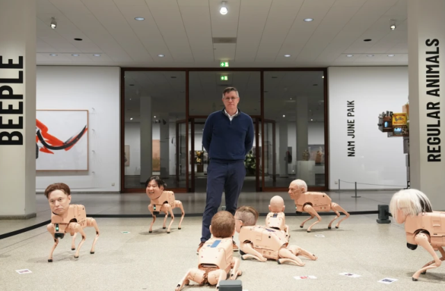 Berlin'de sıra dışı sergi! Musk ve Zuckerberg kafalı robot köpekler gündemde