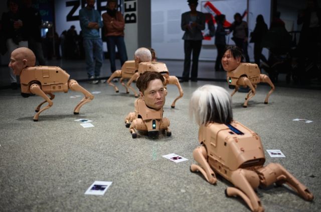 Berlin'de sıra dışı sergi! Musk ve Zuckerberg kafalı robot köpekler gündemde