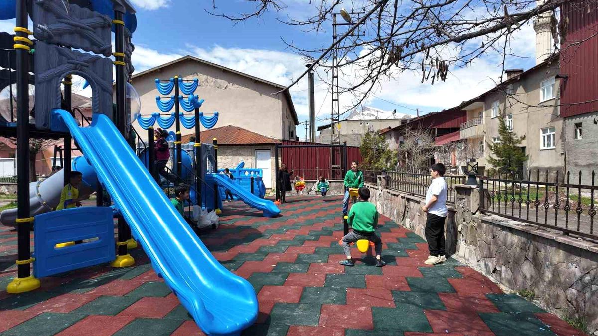 Beytüşşebap Kaymakamı Taşkıran, çocuklar için oyun parkı kurdu