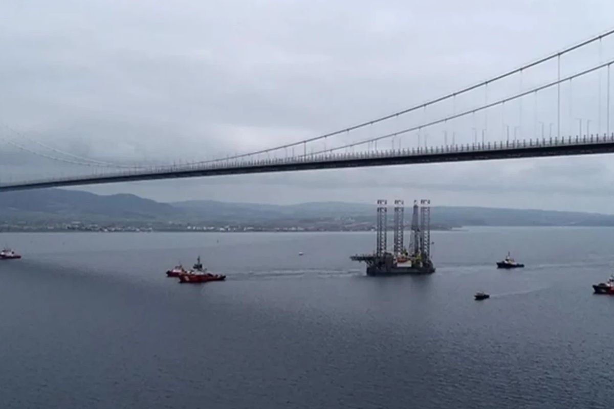 Çanakkale Boğazı seyir hızı düşük gemi nedeniyle çift yönlü trafiğe kapatıldı