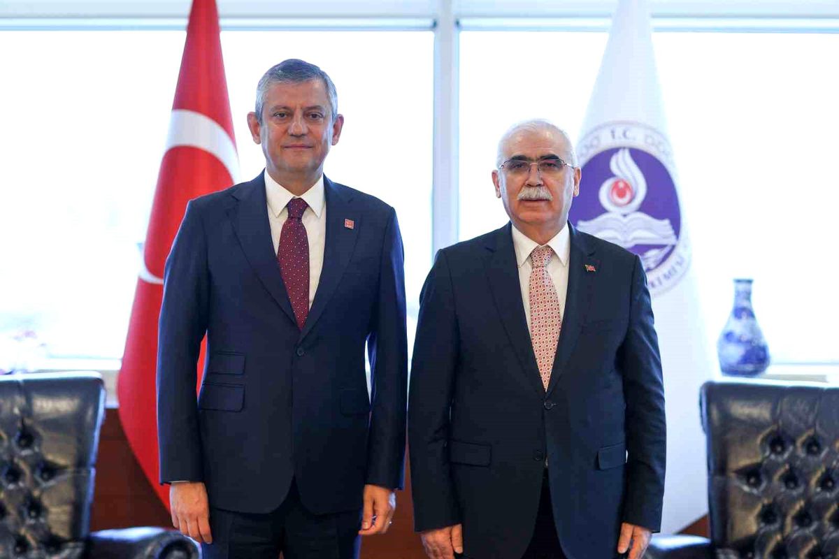 CHP Genel Başkanı Özel: "Anayasa Mahkemesi, Türkiye\'de herkesin, her türlü tartışmadan uzak tutması gereken bir mahkeme"