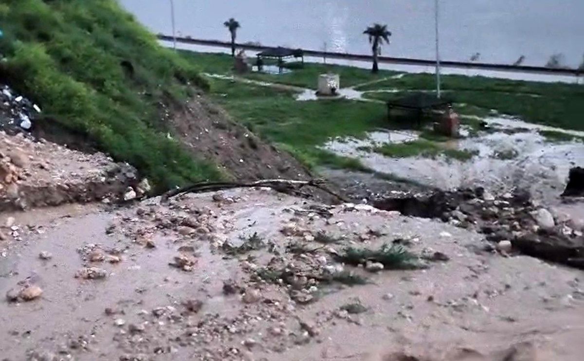 Cizre\'de heyelan yolu kapattı, çok sayıda araç ve vatandaş mahsur kaldı