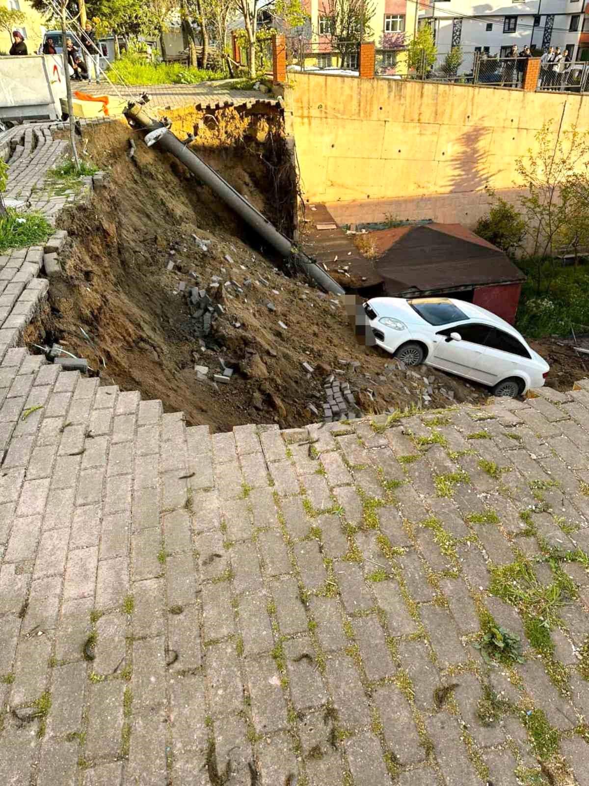 Çayırova\'da İstinat Duvarı Çöktü
