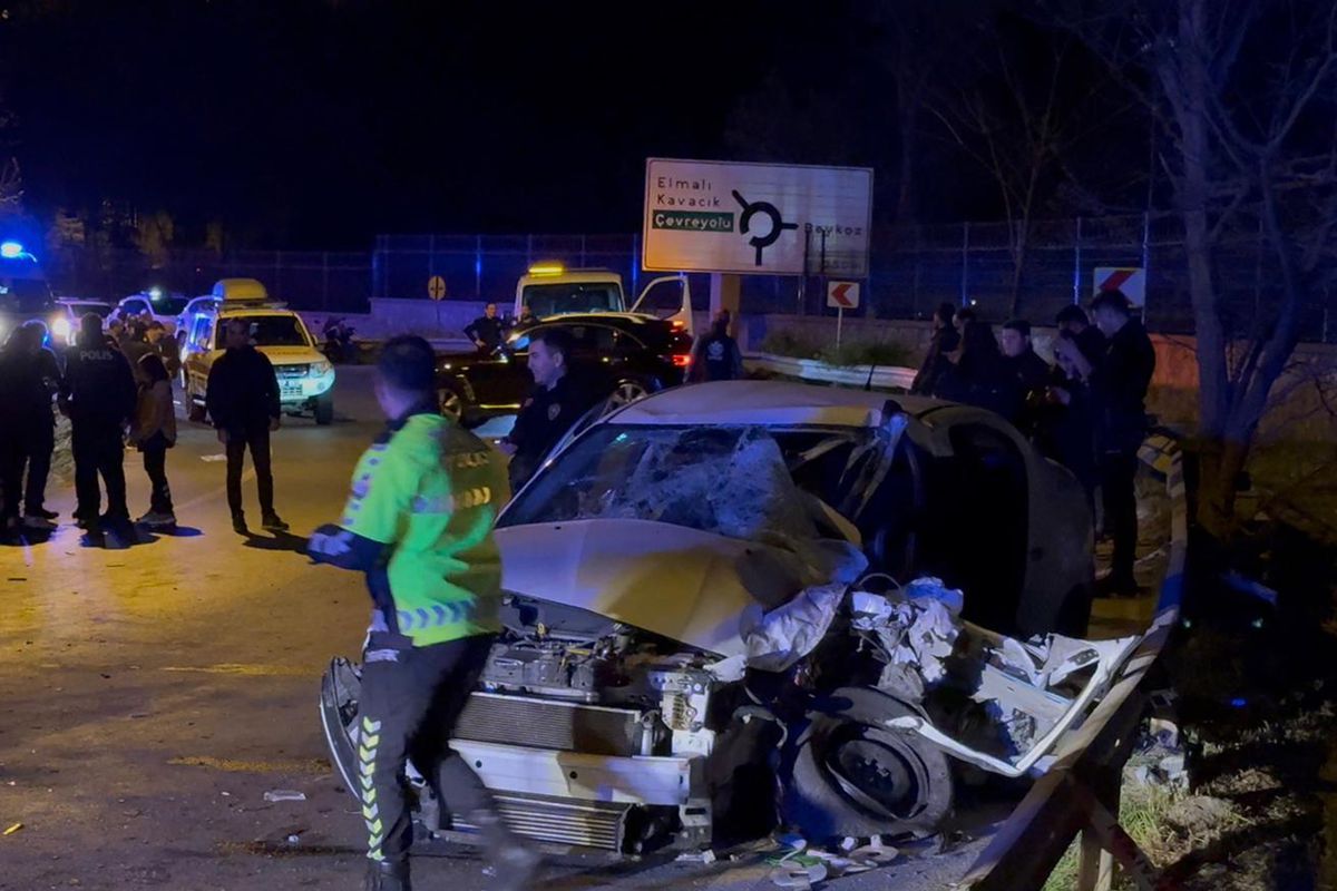 Beykoz\'da minibüs-otomobil çarpıştı: 1’i ağır 11 yaralı