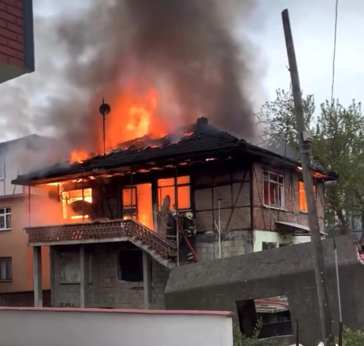 Düzce\'de iki katlı ev alev topuna döndü