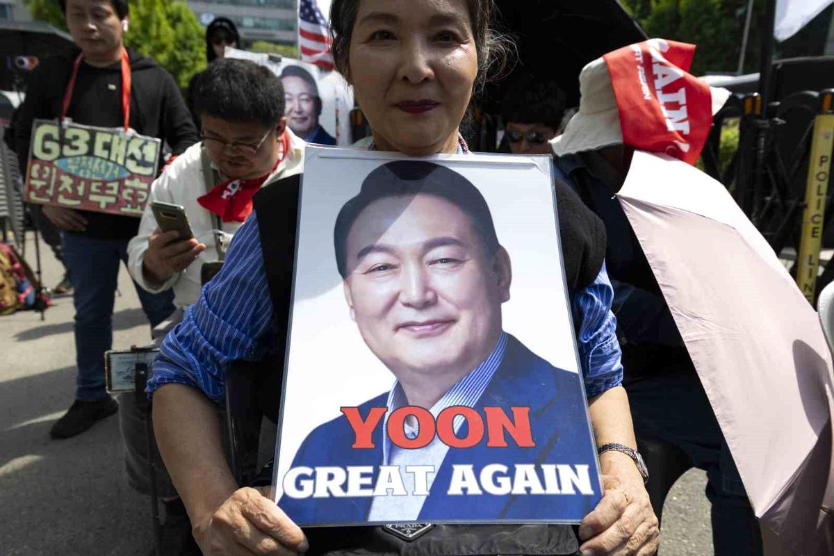 Eski Başkan Yoon Suk Yeol\'a 7 Yıl Hapis Cezası
