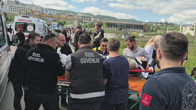 Halk otobüsü otomobilin üzerine devrildi: 44 yaralı