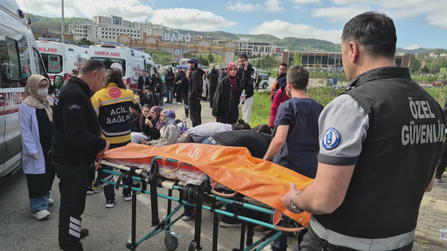 Halk otobüsü otomobilin üzerine devrildi: 44 yaralı