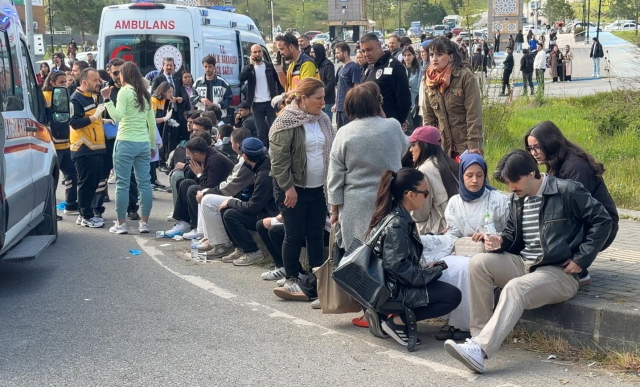 Halk otobüsü otomobilin üzerine devrildi! Çok sayıda yaralı var