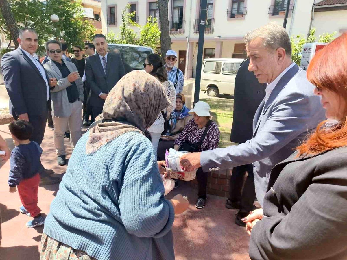 Herkes belediye başkanı olarak,işportacı teyze ise müşteri olarak gördü