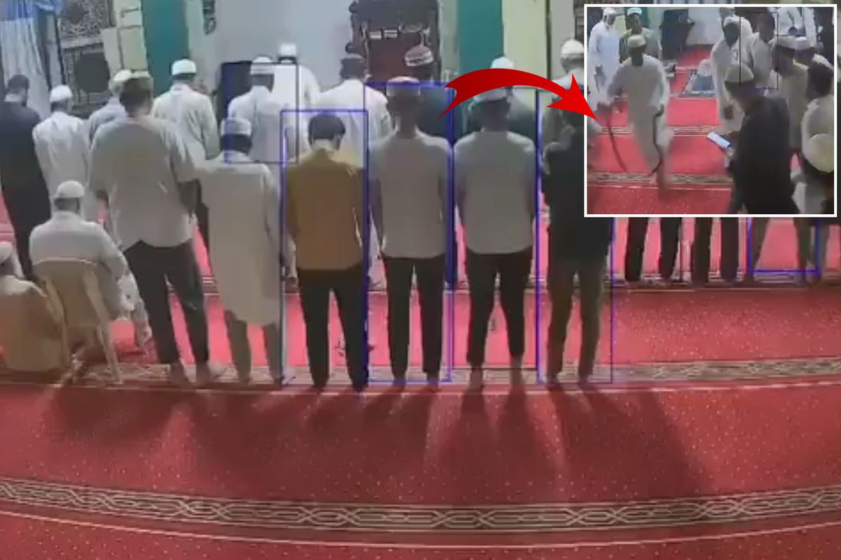 Hindistan\'da camiye giren yılan paniğe neden oldu