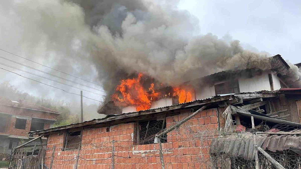 İki katlı ev alev alev yandı