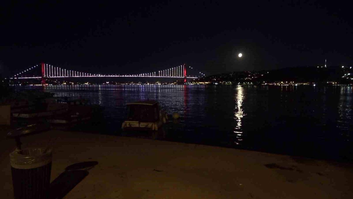 İstanbul Boğazı\'nda yakamoz manzarası