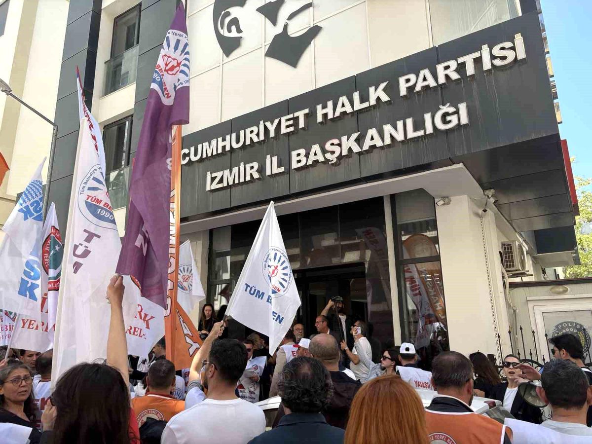 İzmir\'de belediye memurları CHP\'nin kapısına dayandı
