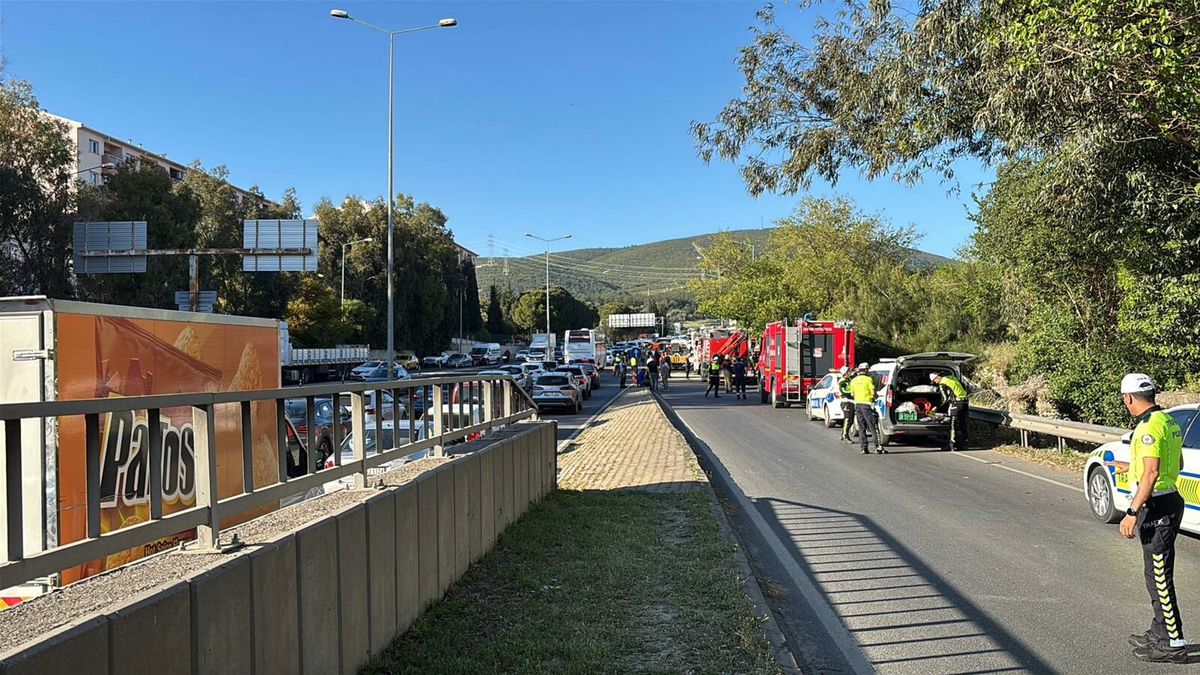 İzmir\'de TIR Kazası: 2 Ölü, 5 Yaralı
