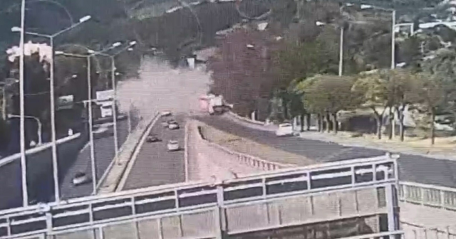 İzmir'de bir polis memurunun şehit olduğu, 2 kişinin hayatını kaybettiği kaza güvenlik kamerasında