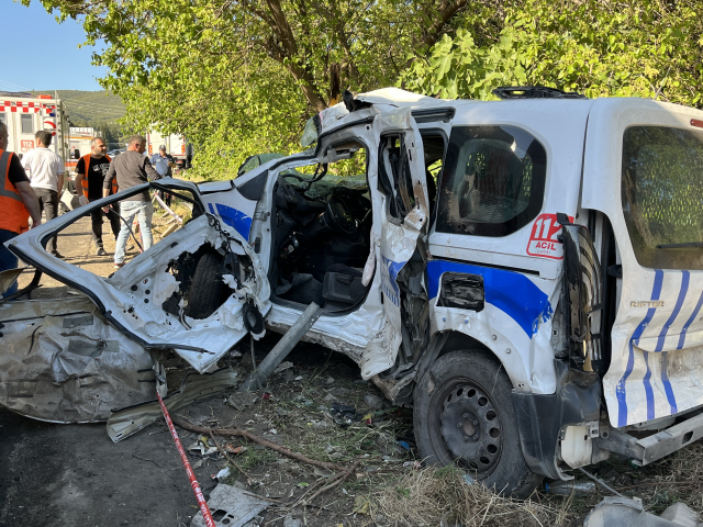 İzmir'de bir polis memurunun şehit olduğu, 2 kişinin hayatını kaybettiği kaza güvenlik kamerasında