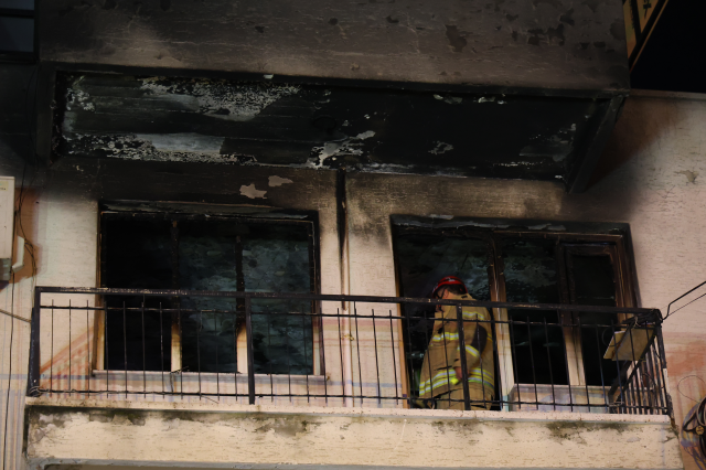 İzmir'de yangın: Baba hayatını kaybetti, engelli oğlu ağır yaralı