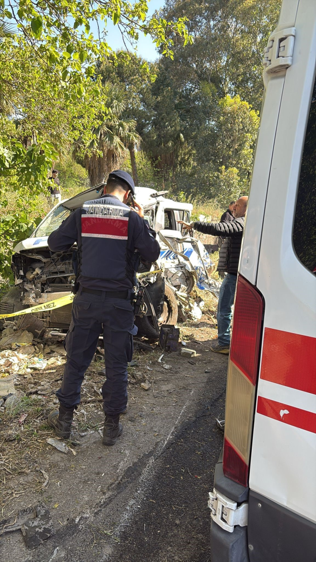 İzmir'de freni patlayan tır 6 araca çarptı: 3 ölü, 7 yaralı