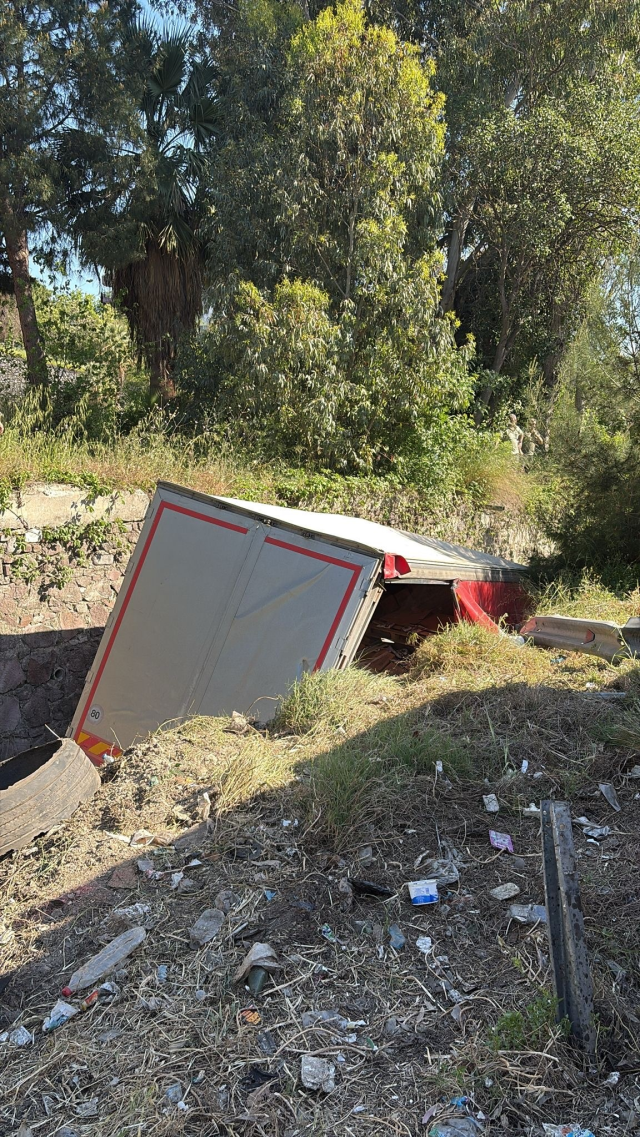 İzmir'de freni patlayan tır 6 araca çarptı: 3 ölü, 7 yaralı