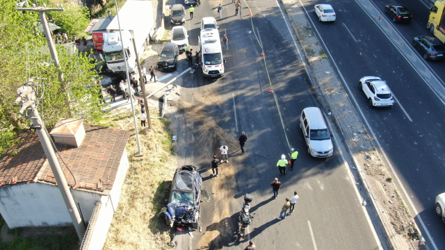 İzmir'de freni patlayan tır 6 araca çarptı: 3 ölü, 7 yaralı