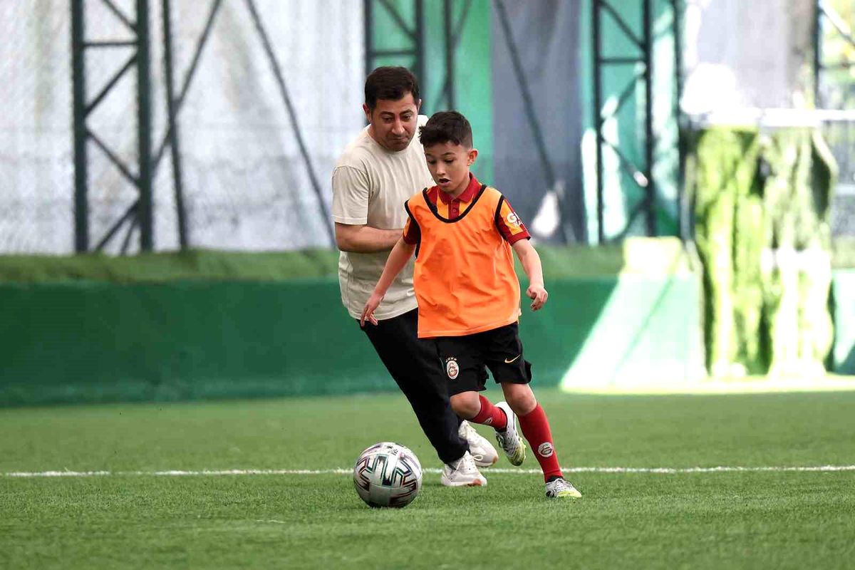 Küçükçekmece\'de renkli maç: babalar ve oğulları futbol heyecanı yaşadı