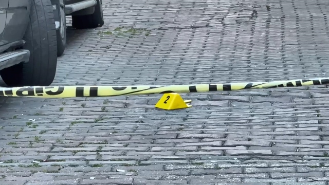 Küfürlü konuşan gençleri uyaran polisi darbettiler