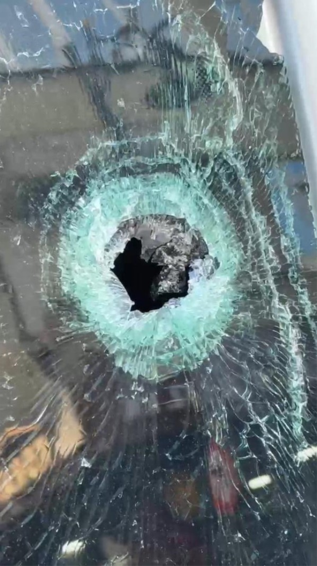 Küfürlü konuşan gençleri uyaran polisi darbettiler