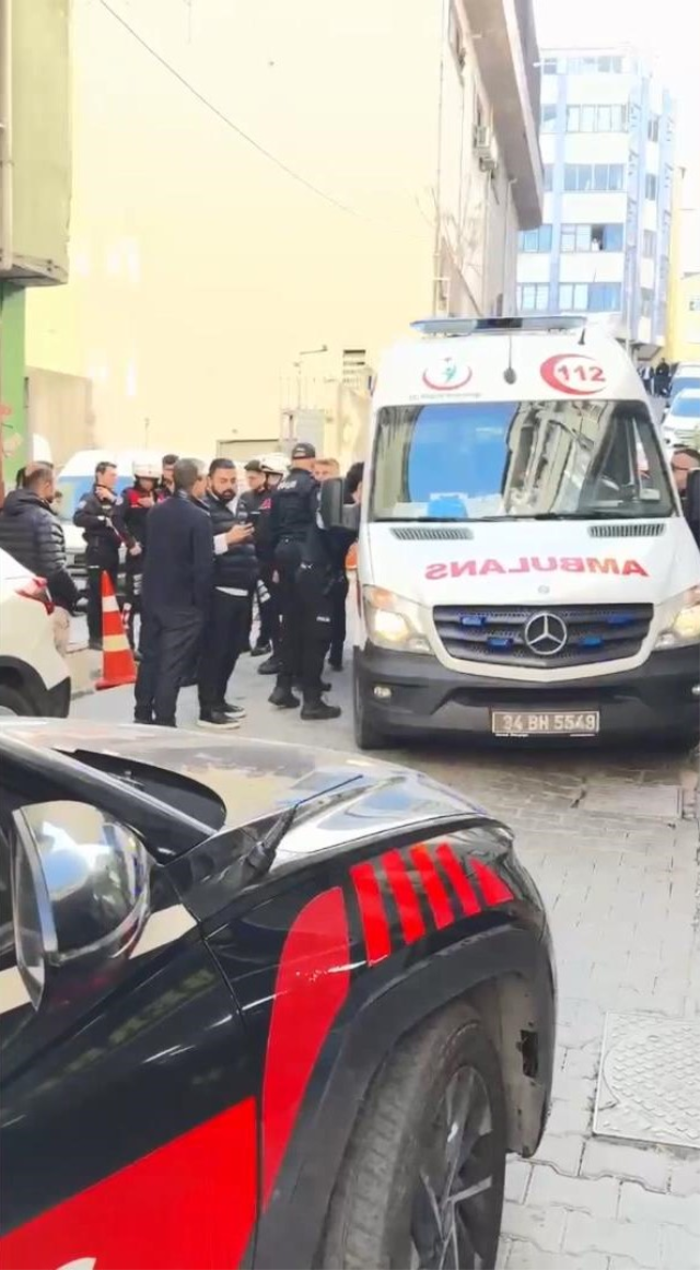 Küfürlü konuşan gençleri uyaran polisi darbettiler