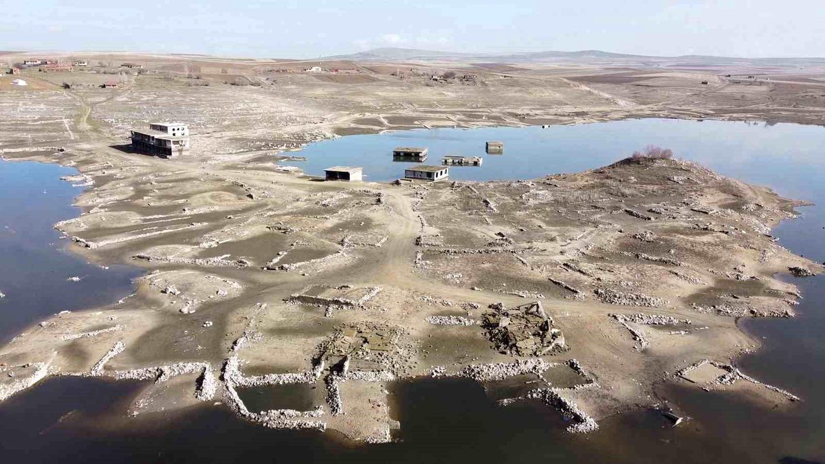 Kuraklıkta ortaya çıkmıştı, yağışlarla yeniden kayboldu