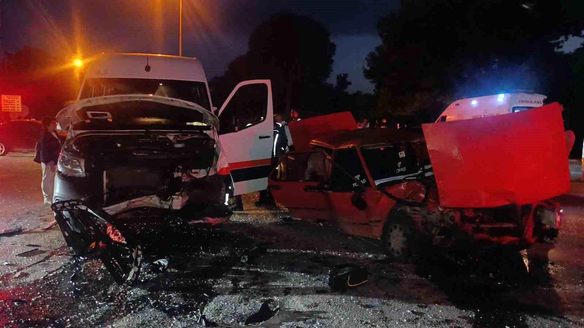 Manavgat\'ta Tur Minibüsü ve Otomobil Çarpıştı