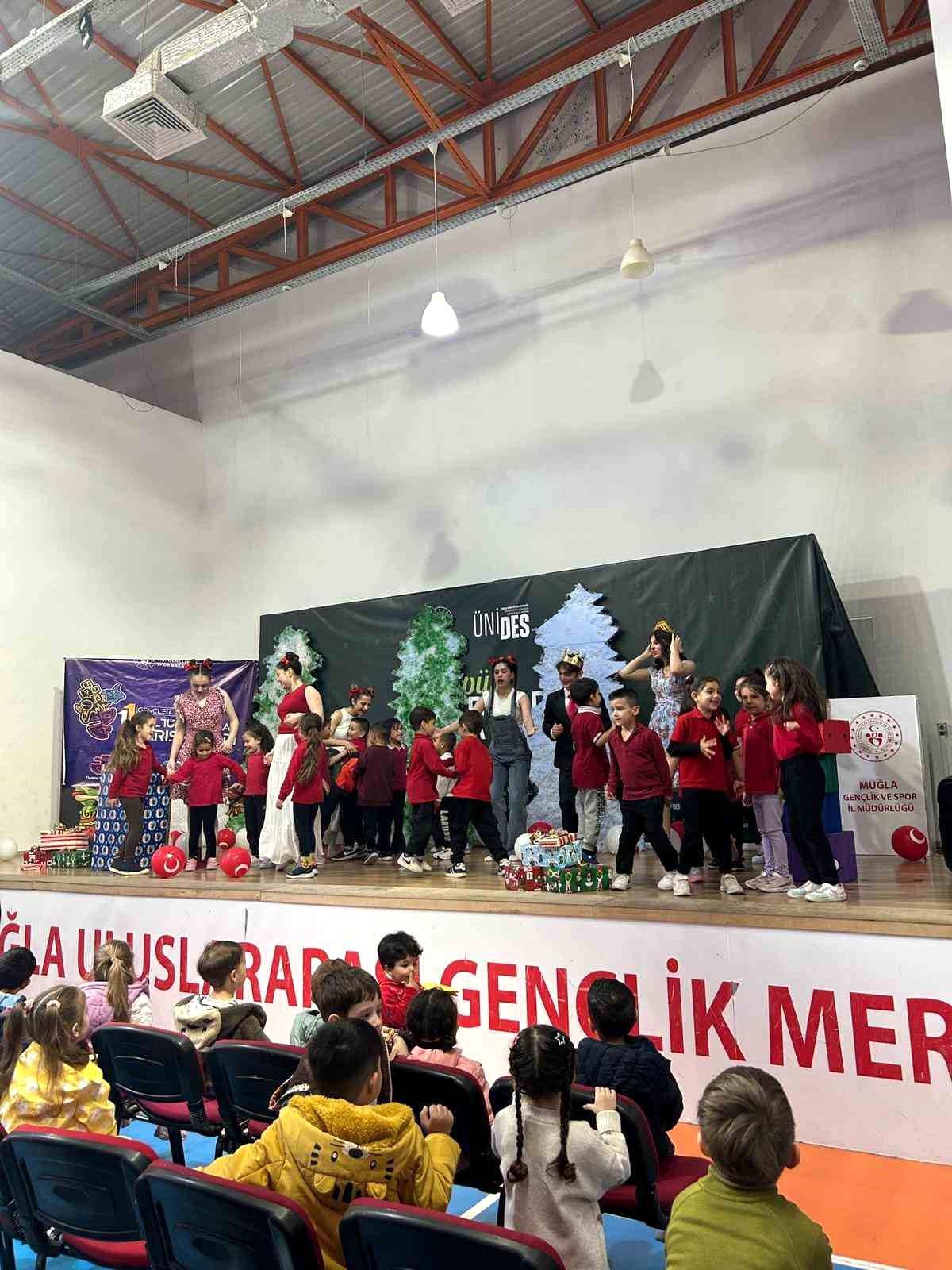 Gönüllü Gençler Tiyatro ile Çocukları Güldürdü