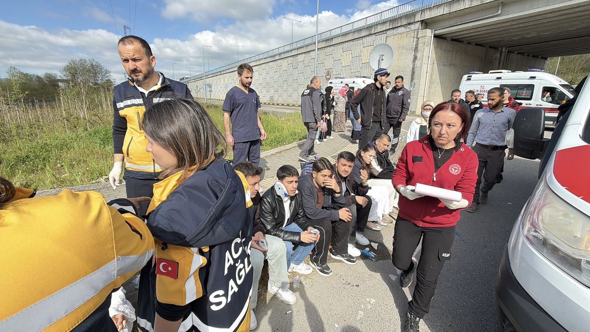 Bartın\'da Otobüs Devrildi: 44 Öğrenci Yaralı