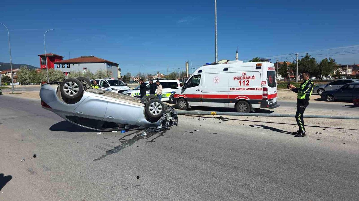 Kütahya\'da Otomobil Ters Döndü, Sürücü Yaralandı