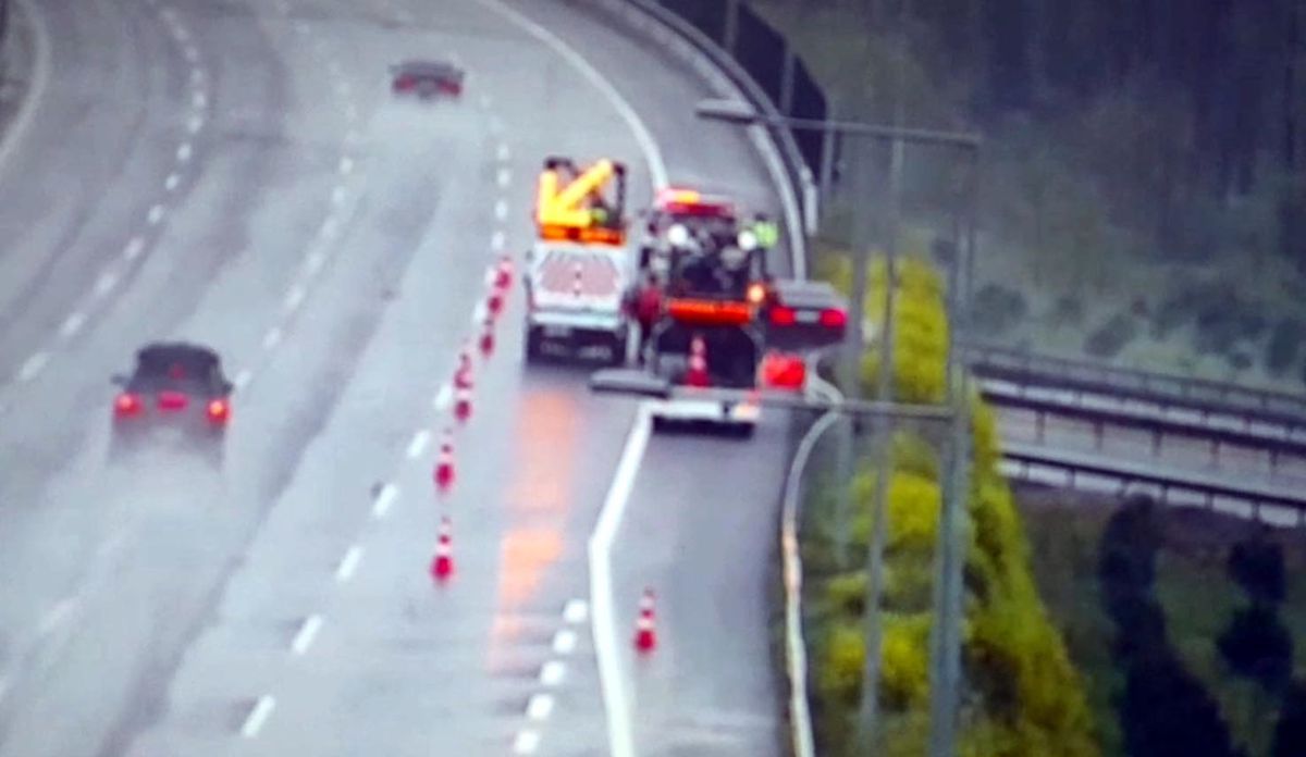 Kuzey Marmara Otoyolu\'nda feci kaza: Otomobil işçilere çarptı