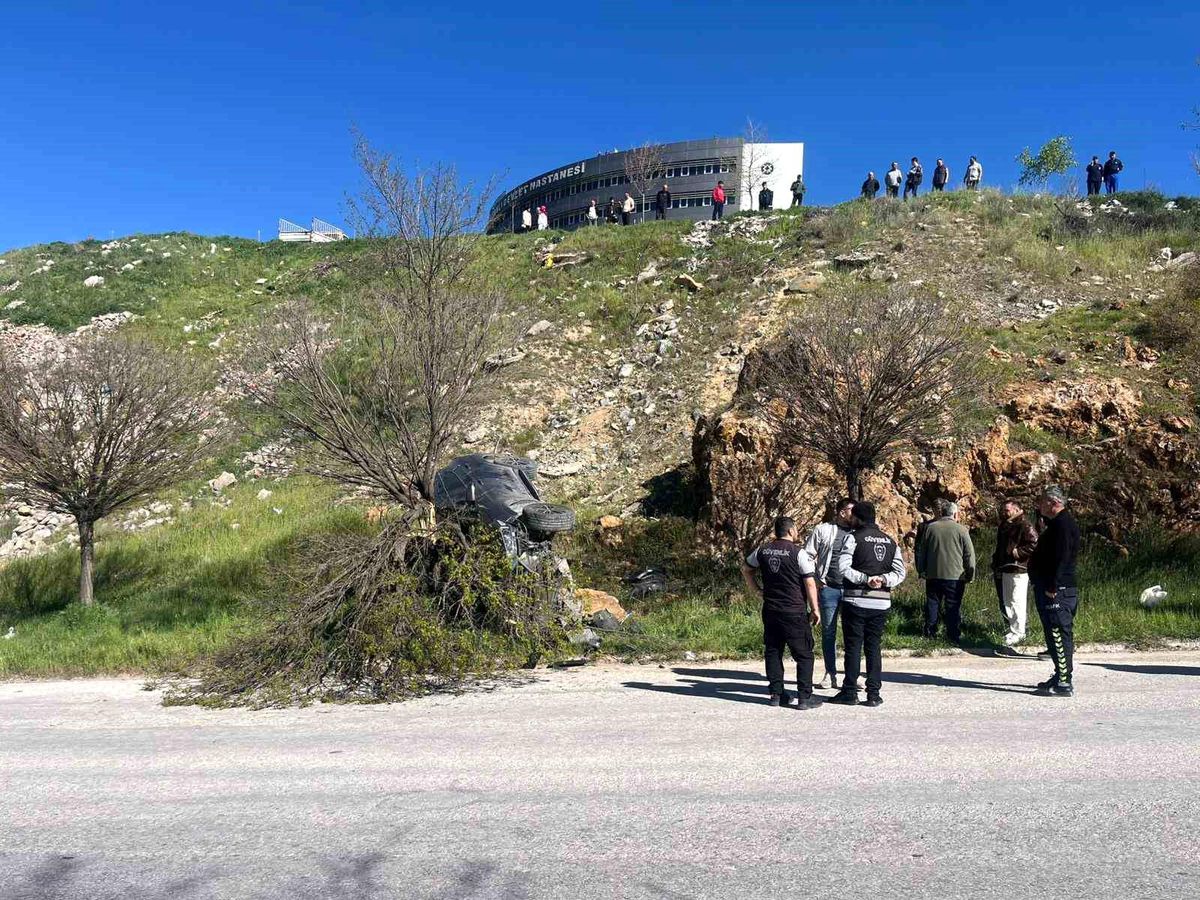 Tavşanlı\'da Park Halindeki Araç Uçuruma Düştü