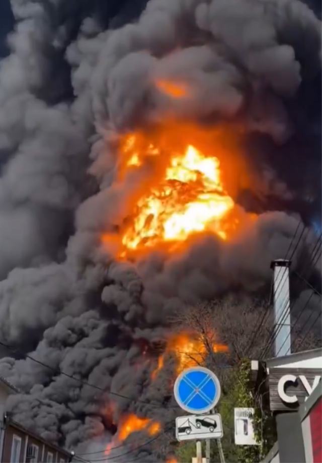 Rus petrol rafinerisi yangını yolcu uçağından görüntülendi