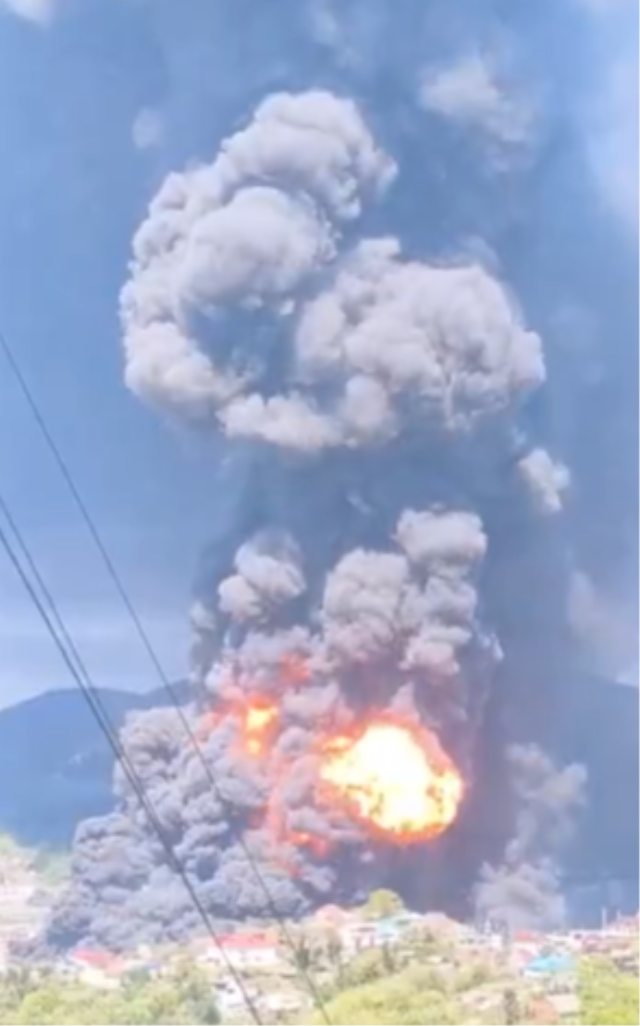 Rus petrol rafinerisi yangını yolcu uçağından görüntülendi